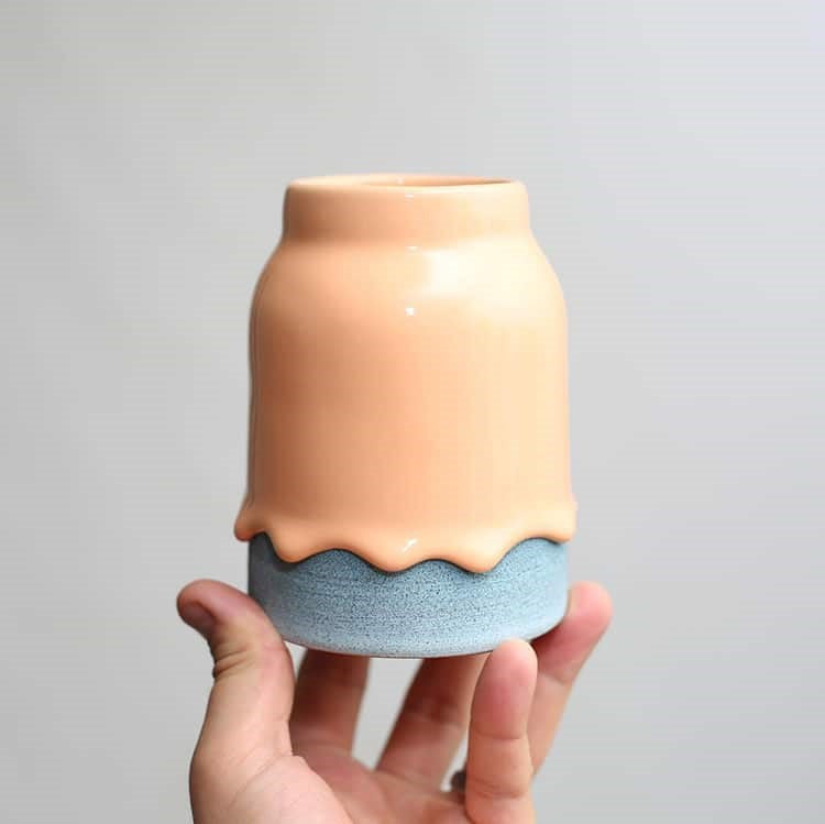 Zrób to sam: Ceramiczne kubki z „rozlaną” tęczową polewą