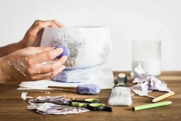 Technika serwetkowa: Czym jest decoupage i jak się go robi?