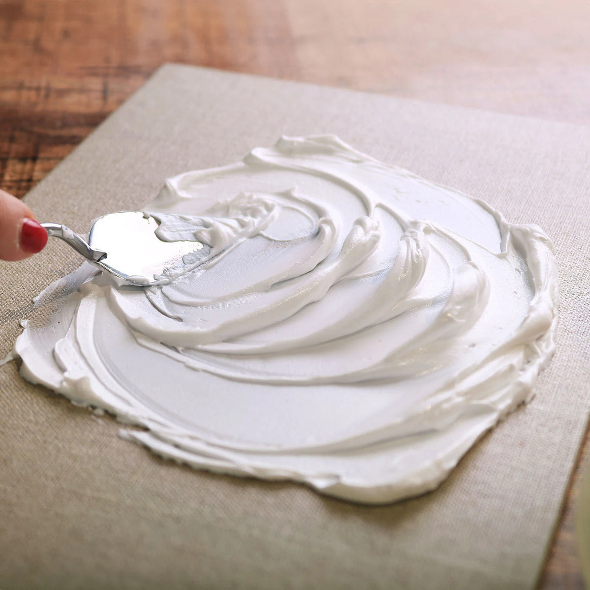 Reliefowa faktura utworzona pastą strukturalną ARTMIE Butter Fine na płótnie