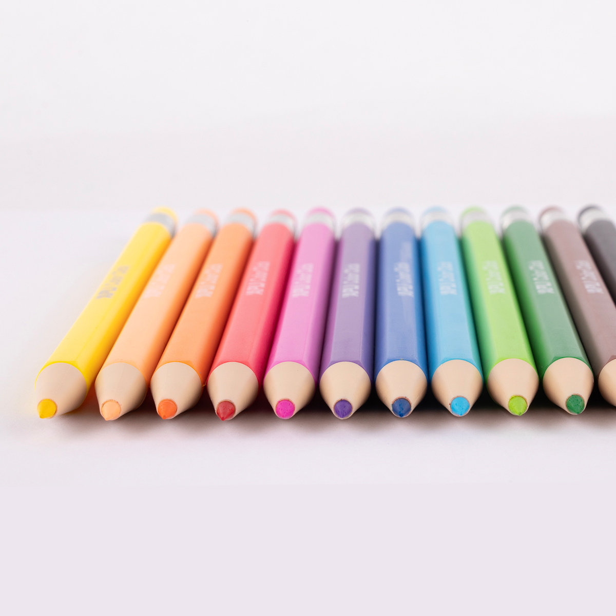 Kredki automatyczne APLI Color Click, 12 szt. z zapasowymi grafitami i temperówką