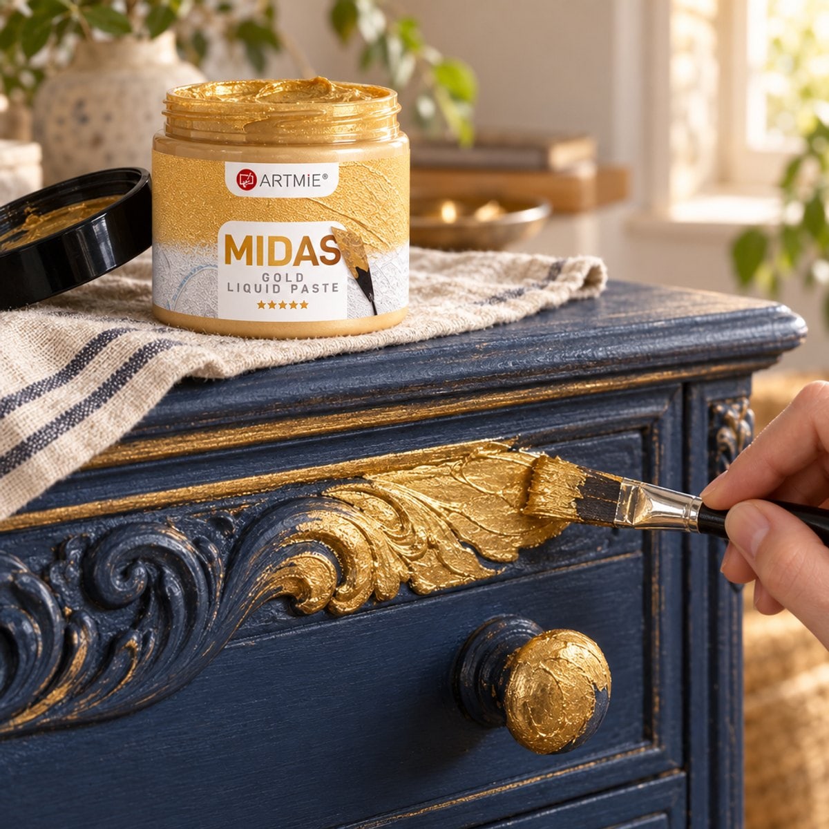 Złocenie rzeźbionej komody pędzlem — złota pasta metaliczna ARTMIE MIDAS