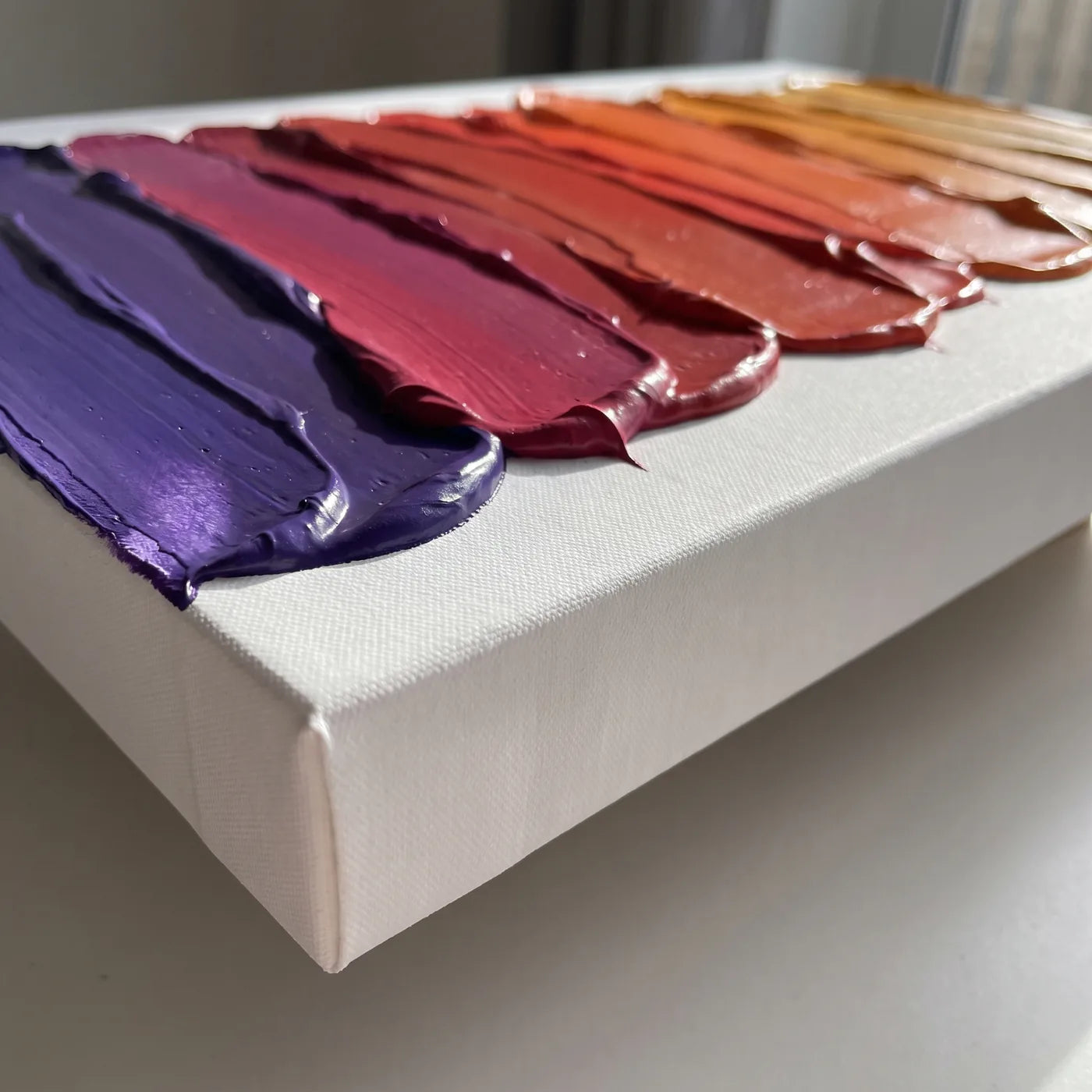 Krawędź podobrazia 3D+ z boku — biały bok o głębokości 5,8 cm i pasma gęstej farby akrylowej nakładane szpachelką, każde w innym kolorze, razem tworzące przejście od fioletu po bursztyn